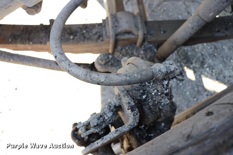 image for item EC9448 1995 International 4700 oil distribution truck