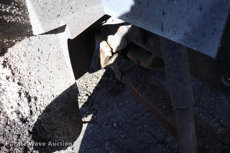 image for item EC9448 1995 International 4700 oil distribution truck