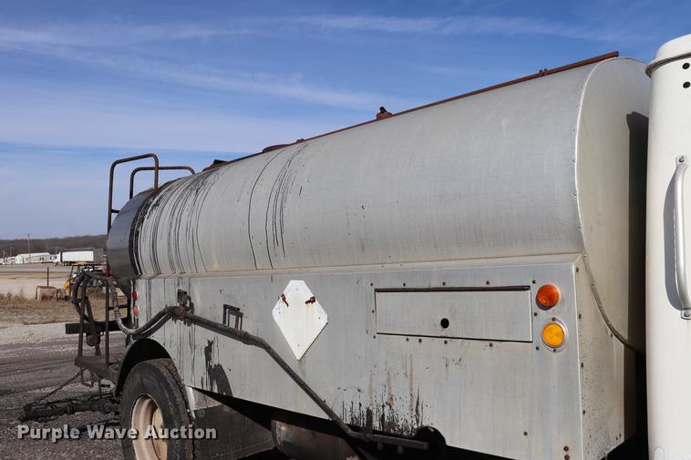 image for item EC9448 1995 International 4700 oil distribution truck