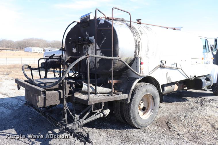 image for item EC9448 1995 International 4700 oil distribution truck