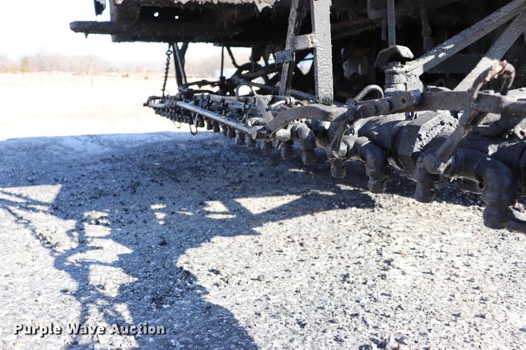 image for item EC9448 1995 International 4700 oil distribution truck