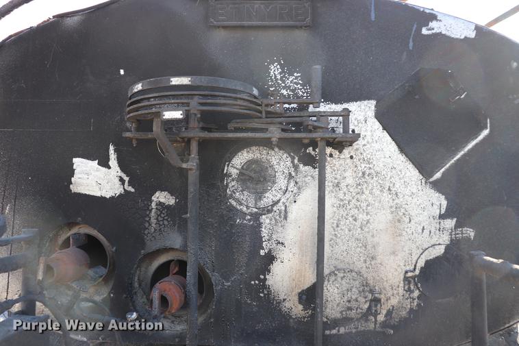 image for item EC9448 1995 International 4700 oil distribution truck