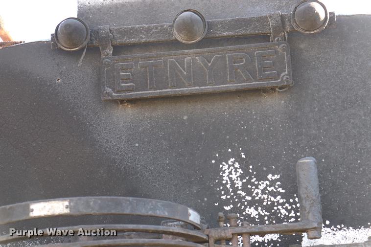 image for item EC9448 1995 International 4700 oil distribution truck