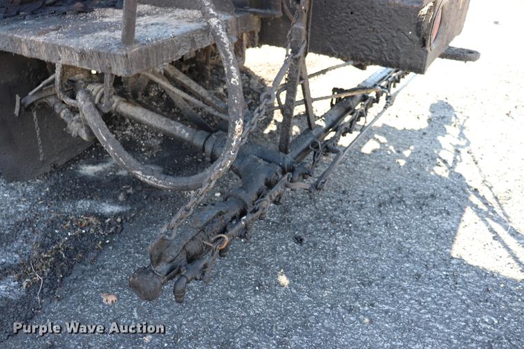 image for item EC9448 1995 International 4700 oil distribution truck