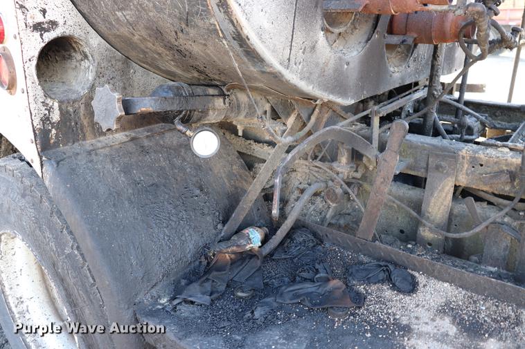 image for item EC9448 1995 International 4700 oil distribution truck