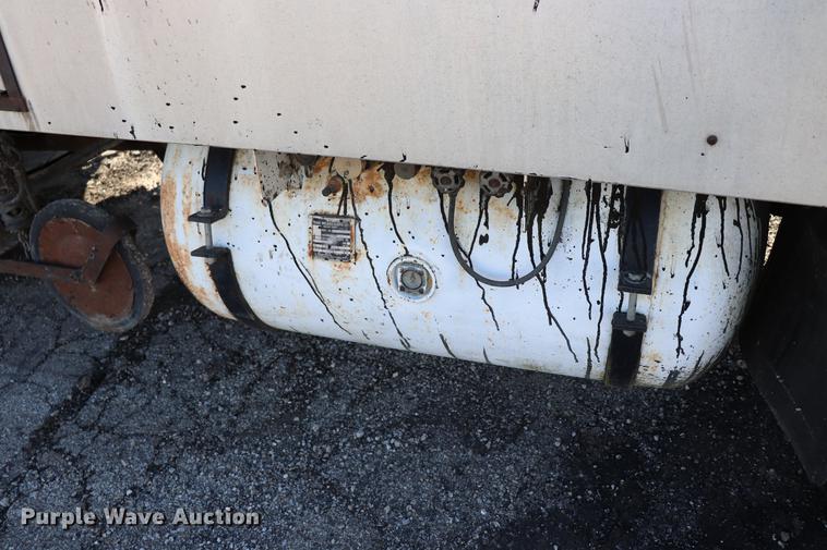 image for item EC9448 1995 International 4700 oil distribution truck