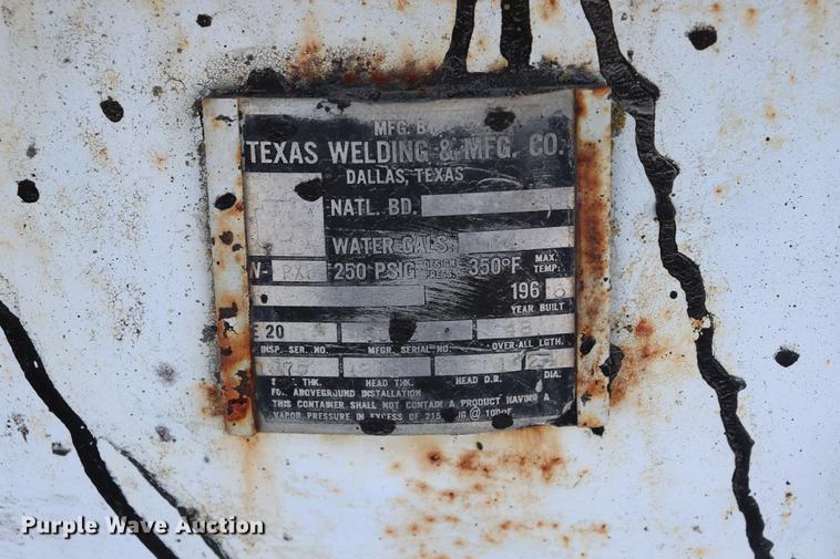 image for item EC9448 1995 International 4700 oil distribution truck