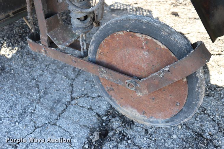 image for item EC9448 1995 International 4700 oil distribution truck