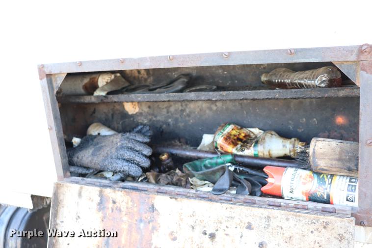 image for item EC9448 1995 International 4700 oil distribution truck