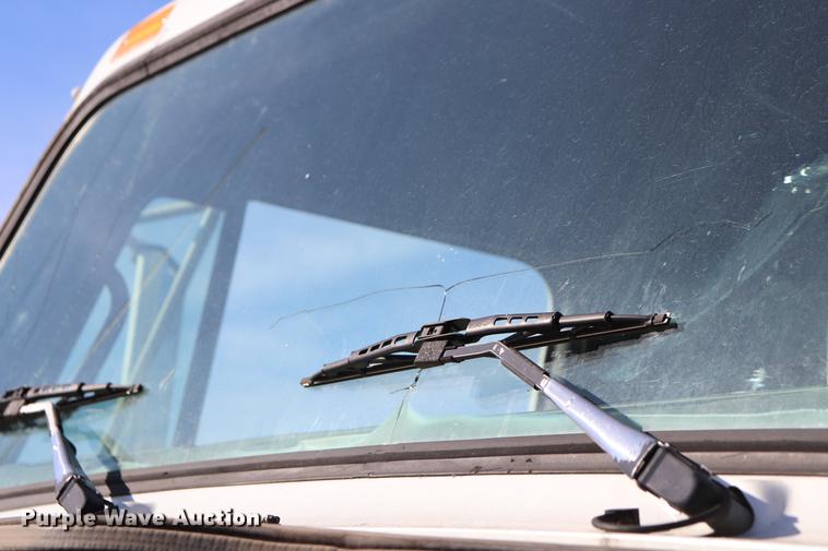 image for item EC9448 1995 International 4700 oil distribution truck