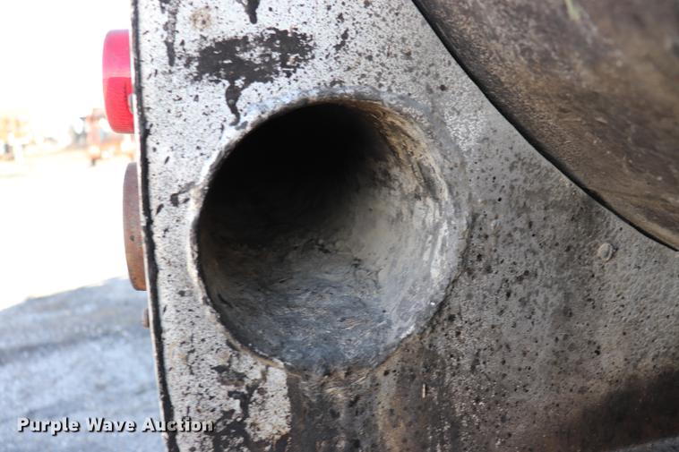 image for item EC9448 1995 International 4700 oil distribution truck