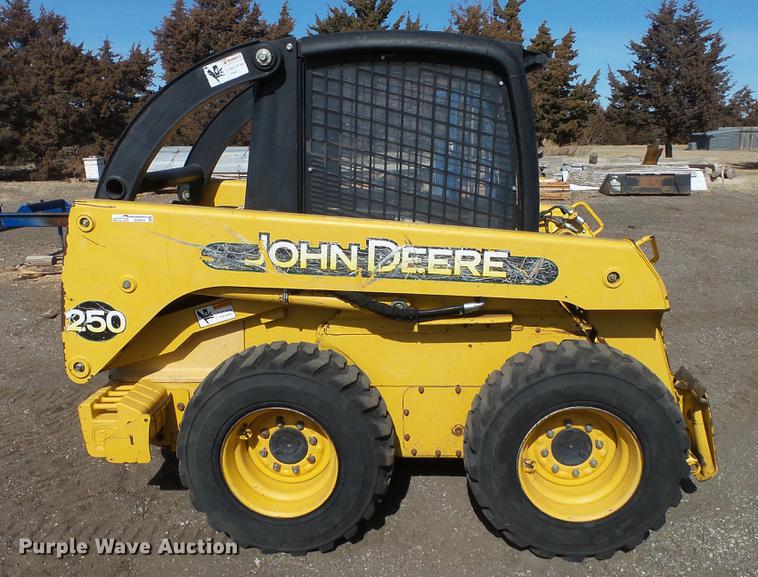 image for item EH9019 2000 John Deere 250 skid steer