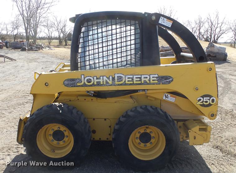 image for item EH9019 2000 John Deere 250 skid steer