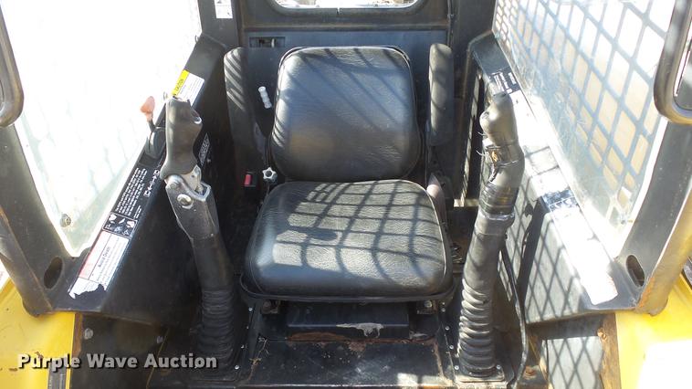 image for item EH9019 2000 John Deere 250 skid steer