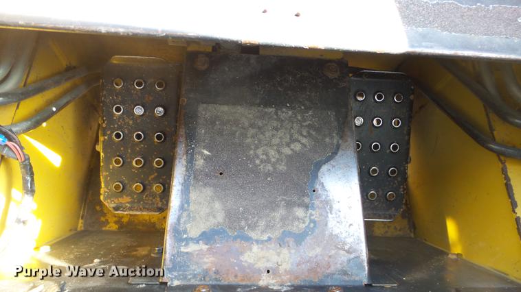 image for item EH9019 2000 John Deere 250 skid steer