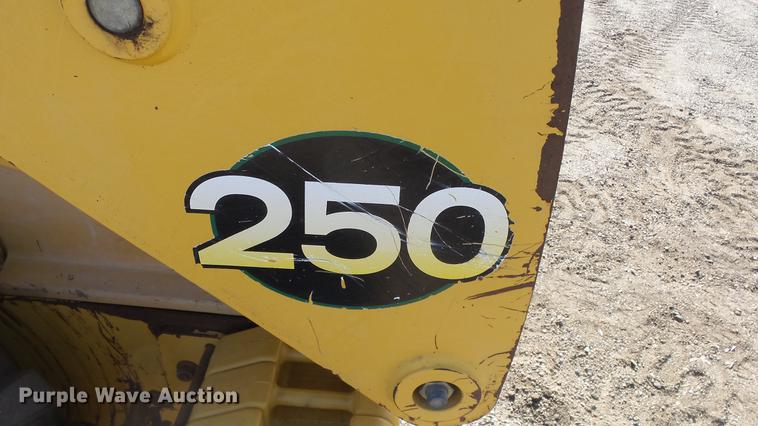 image for item EH9019 2000 John Deere 250 skid steer