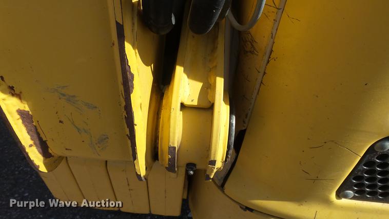 image for item EH9019 2000 John Deere 250 skid steer