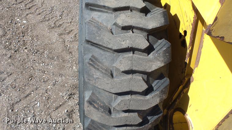 image for item EH9019 2000 John Deere 250 skid steer
