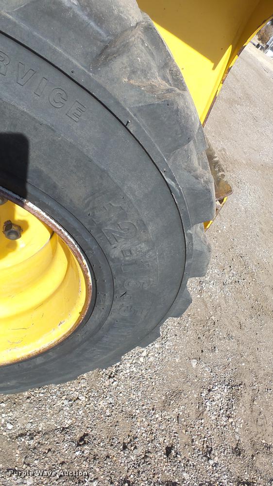 image for item EH9019 2000 John Deere 250 skid steer