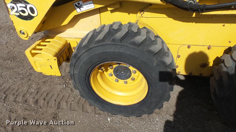 image for item EH9019 2000 John Deere 250 skid steer