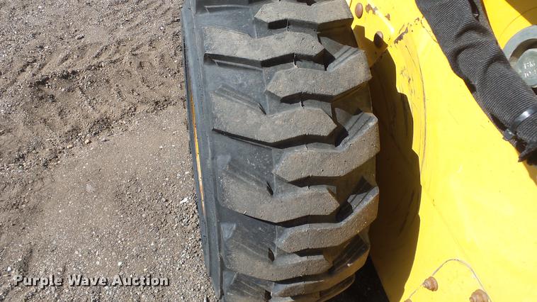 image for item EH9019 2000 John Deere 250 skid steer