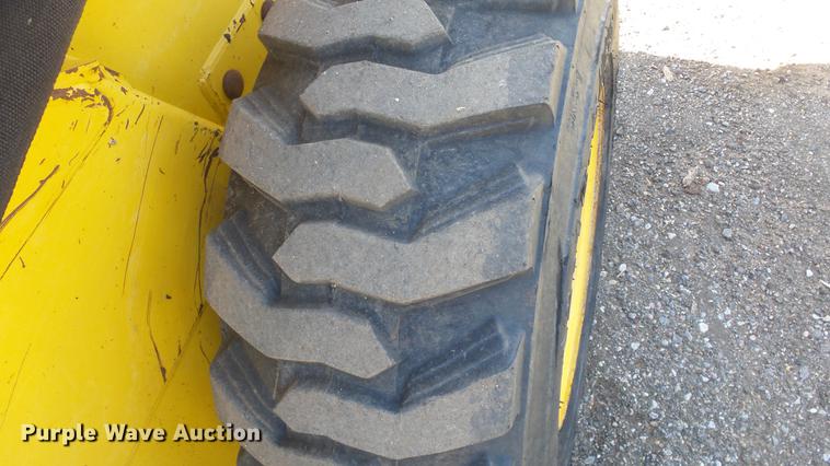 image for item EH9019 2000 John Deere 250 skid steer