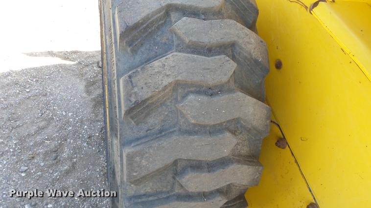 image for item EH9019 2000 John Deere 250 skid steer