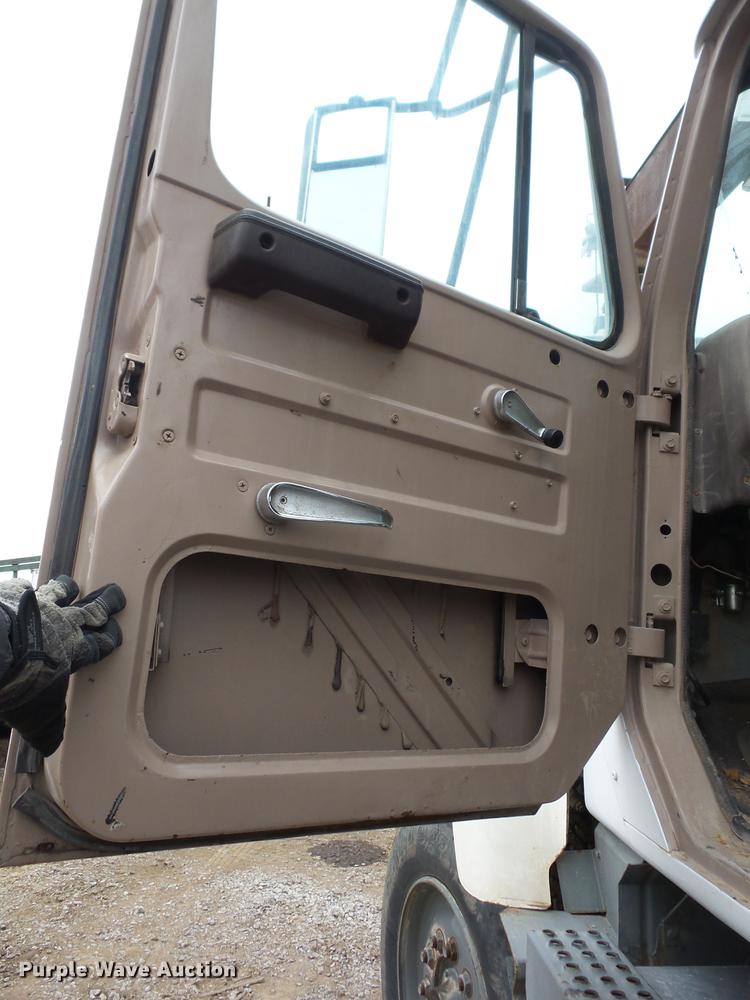 image for item J8536 1978 International F2574 crane truck