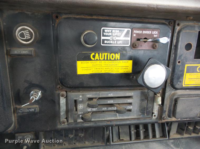 image for item J8536 1978 International F2574 crane truck