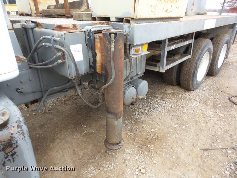 image for item J8536 1978 International F2574 crane truck