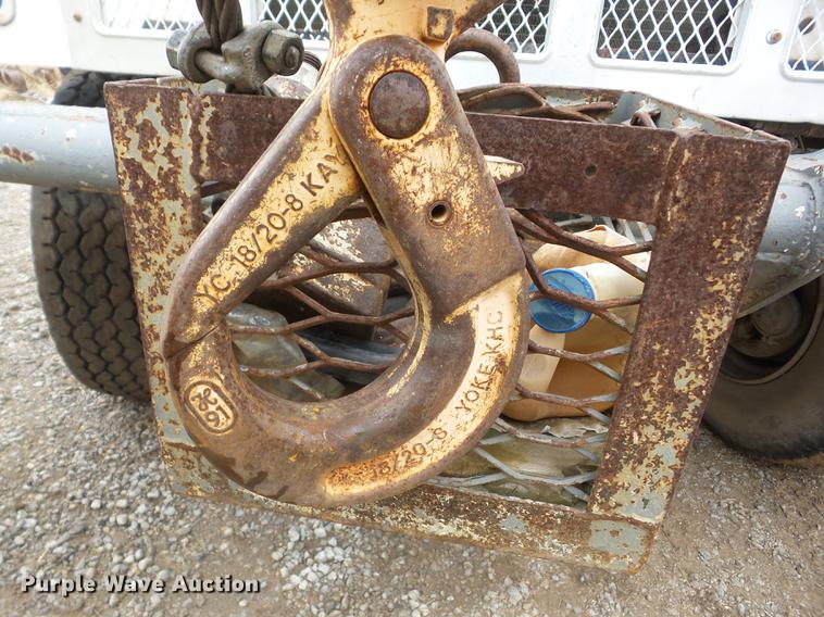 image for item J8536 1978 International F2574 crane truck