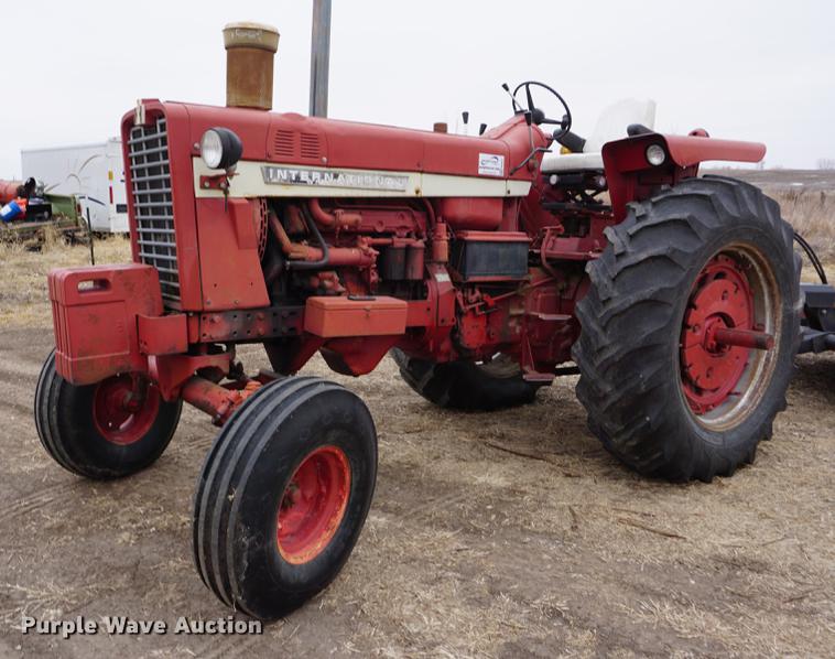 image for item DB0427 1970 International 1456 tractor