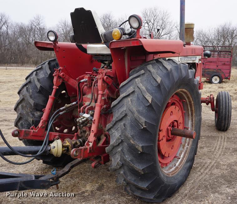 image for item DB0427 1970 International 1456 tractor