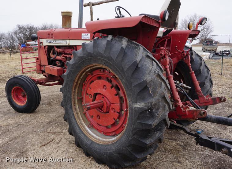 image for item DB0427 1970 International 1456 tractor