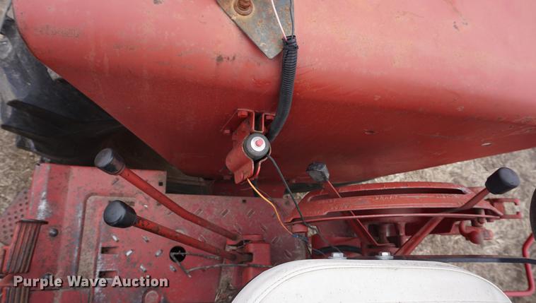 image for item DB0427 1970 International 1456 tractor