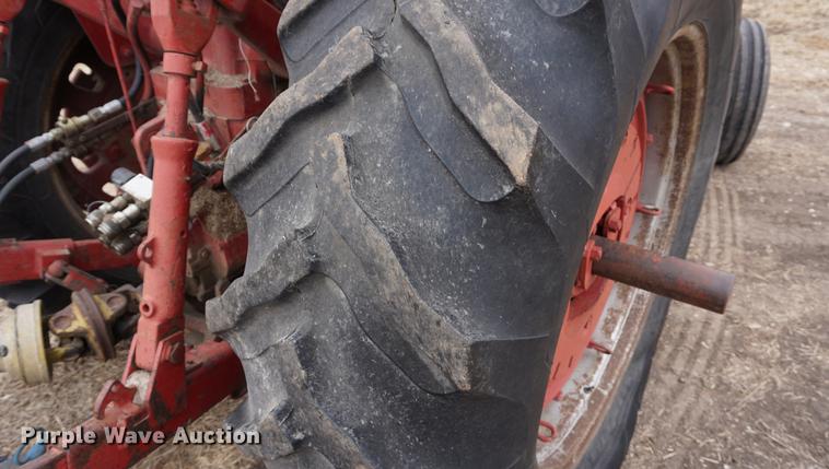 image for item DB0427 1970 International 1456 tractor