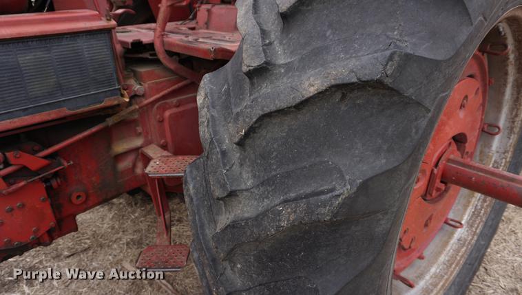 image for item DB0427 1970 International 1456 tractor
