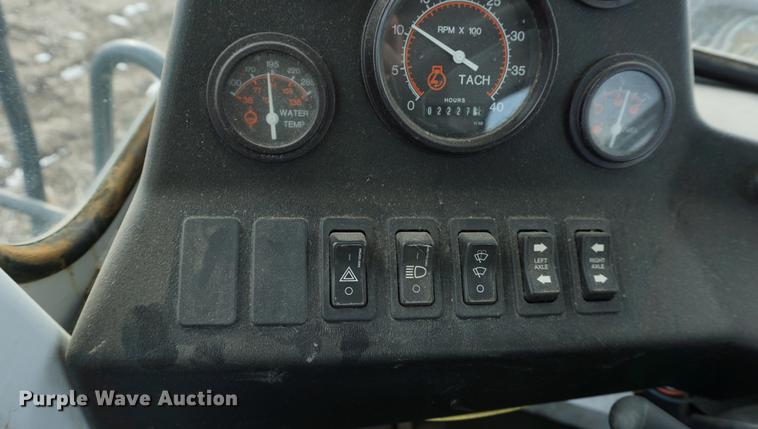 image for item DB0443 1998 SpraCoupe 4640 self-propelled sprayer