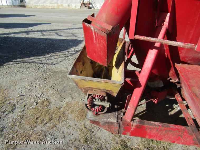 image for item DB5944 New Holland 350 grinder mixer