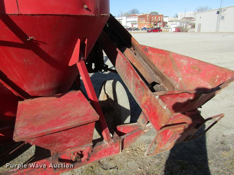 image for item DB5944 New Holland 350 grinder mixer