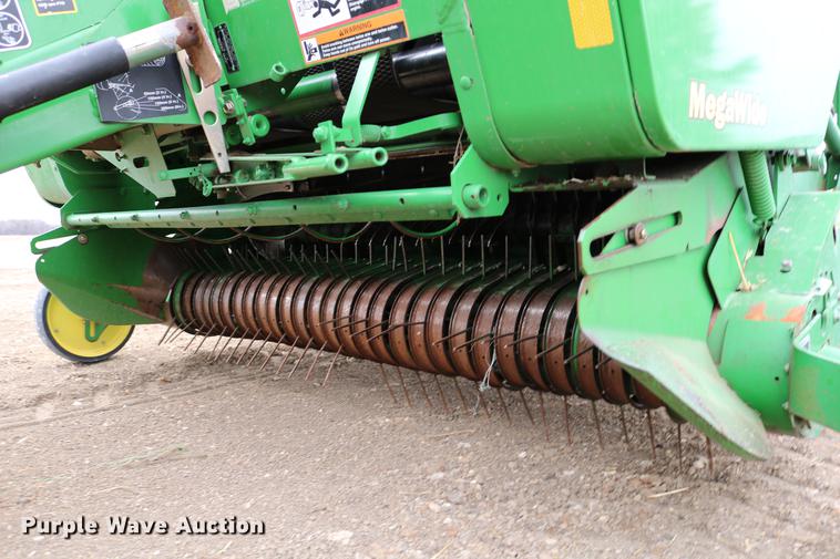 image for item DB6578 2004 John Deere 567 round baler