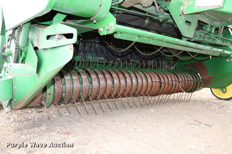 image for item DB6578 2004 John Deere 567 round baler