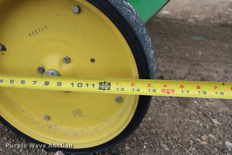 image for item DB6578 2004 John Deere 567 round baler