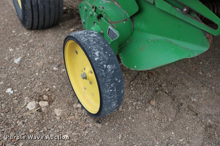 image for item DB6578 2004 John Deere 567 round baler