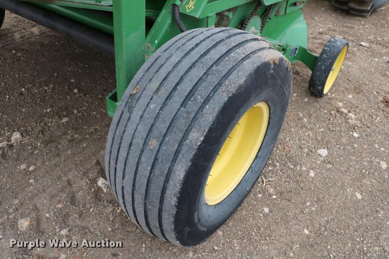 image for item DB6578 2004 John Deere 567 round baler
