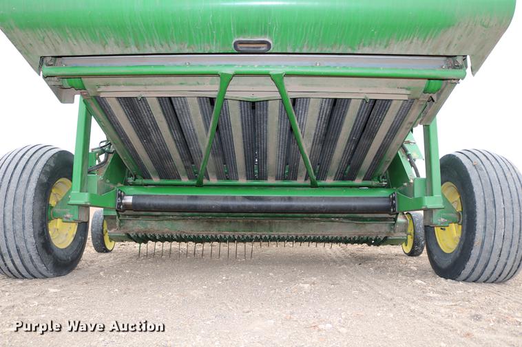 image for item DB6578 2004 John Deere 567 round baler