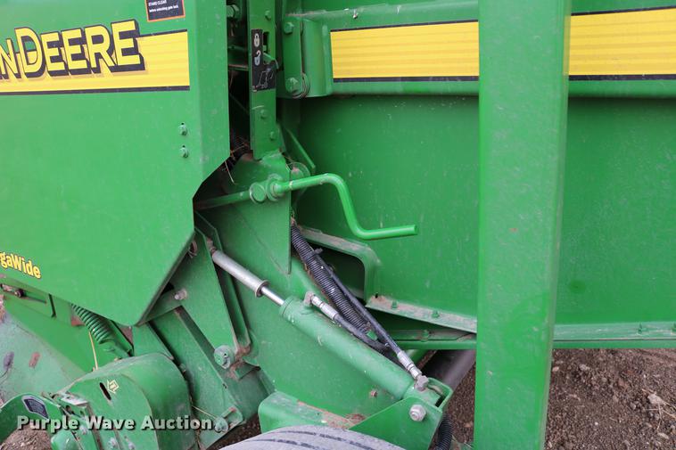 image for item DB6578 2004 John Deere 567 round baler