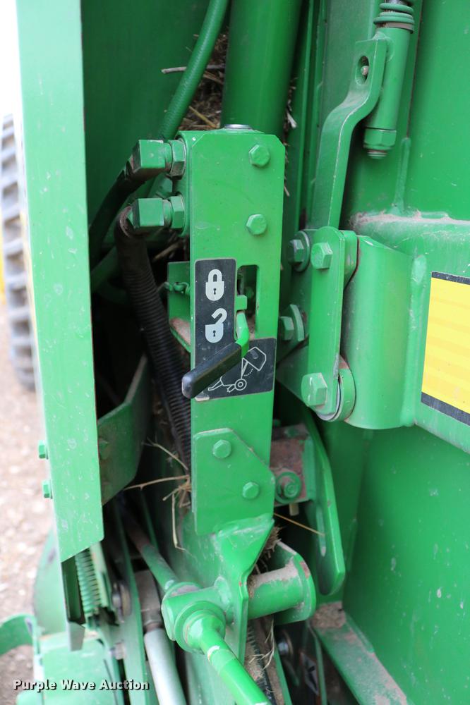 image for item DB6578 2004 John Deere 567 round baler