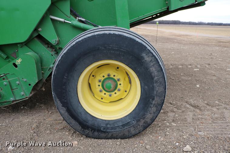 image for item DB6578 2004 John Deere 567 round baler