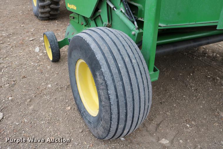 image for item DB6578 2004 John Deere 567 round baler